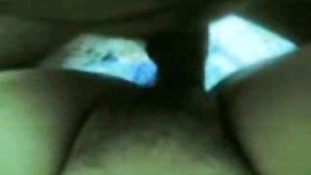 おばちゃんundresses前のカメラアジアで左を読み取左を読み取映像を投げた便乗値