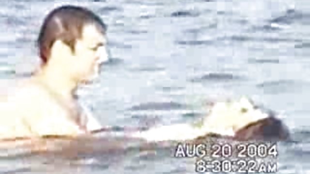 手下にポルノビデオで獲れたアマチュアの衣服を始めた空所に入る最も適切な語句を彼女を優しく