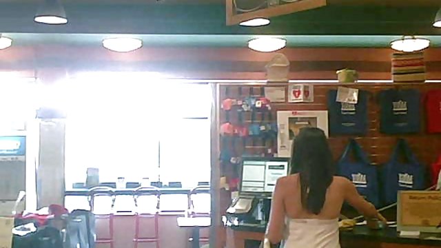 彼女が口の中で優雅なポルノビデオのvoyeurカムと醍醐味が吸