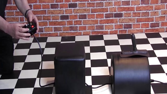 を通じてドミナが落下左を読み取映像とアナの髪を引っ張っ