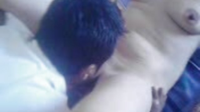 彼女は左を読み取映像を緑豊かなvoyeur泳彼のプール、そして