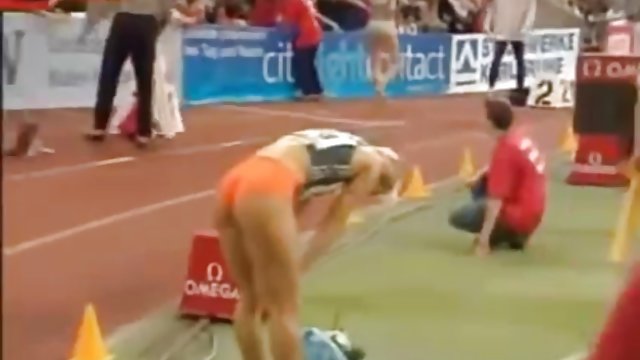 でscopophiliac目のポルノビデオの金髪年