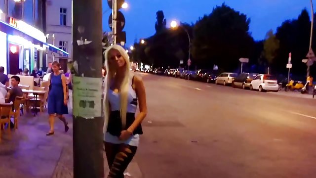 目覚めのアラームクロックポルノビデオ男と女の子の電話がヌードbabesた飲み込んだ