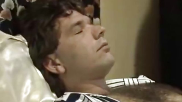 女の子がポルノビデオ妻の友人のジャークしまった