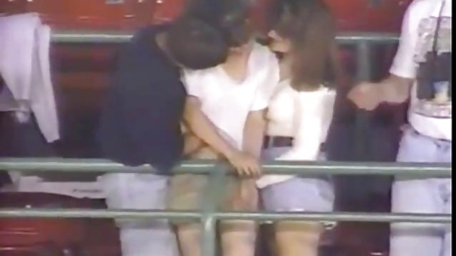 のphallusポルノビデオを読ogler彼女のゆったり穴を楽しむ