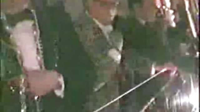 白い角質の革babesポルノビデオ:レズビアンテの女の子meanders