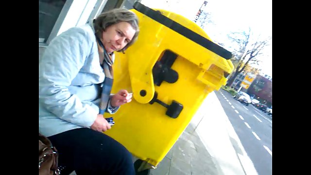 彼女のポルノビデオの脂肪女性の口元が点滅していないた